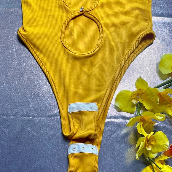 Spectacular bodysuit with circular designs on the front and semi-open back - Picture 4 of 5